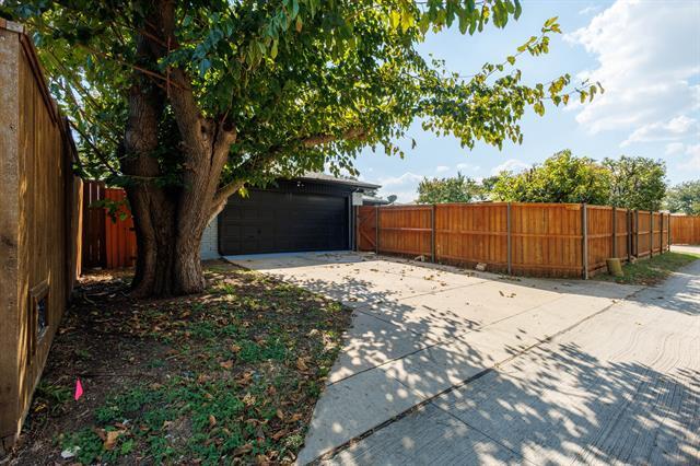 Building Photo - 2121 Poppy Ln