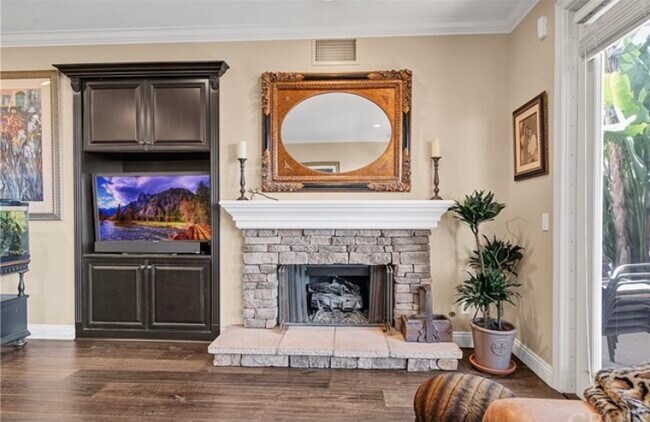 Building Photo - 9 Marisol