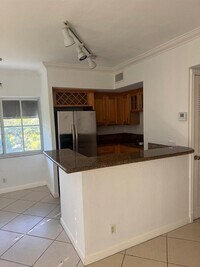 Building Photo - 924 SE 2nd St