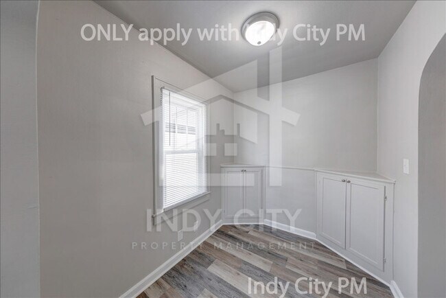 Building Photo - 1326 N Gladstone Ave