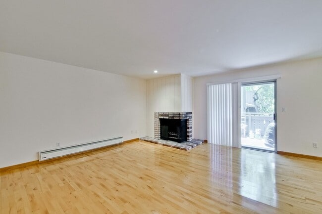 Building Photo - Very Spacious 2BR 2BA Condo in the Heart o...