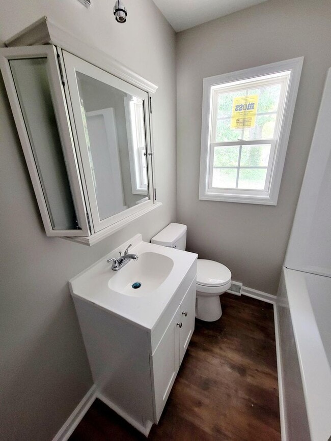 Building Photo - 3 Bed 1 Bath Newly Remodeled Home in Burli...