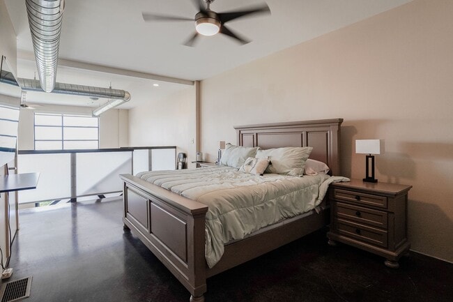 Building Photo - Fully Furnished 2-Level Condo for Traveling Nurses | 1,549 Sq Ft | Private Parking | Shared Living