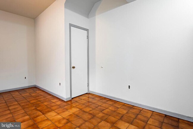 Building Photo - 1327 Snyder Ave