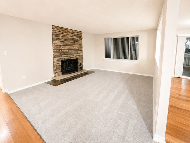 Building Photo - Beautiful 2 Bedroom 1 3/4 Bath Duplex in Gig Harbor!