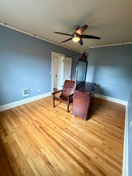 extremely spacious bedroom complete with ceiling fan and large south facing window - 1509 NE 10th Ave