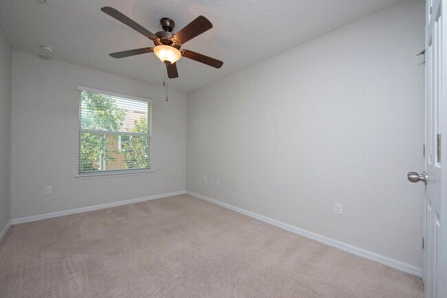 Building Photo - Nice 3/2.5 Townhouse with Garage in Lake N...