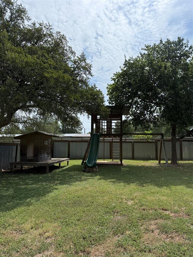 Building Photo - 1009 Swallow Dr