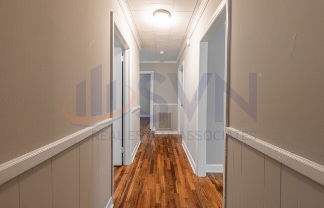 Building Photo - LOVELY HOME WITH HARDWOOD FLOORS!