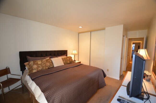 Building Photo - Long Winter Lease!  Fully Furnished, on bu...