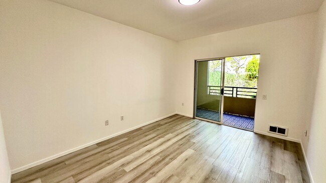 Building Photo - Bright + Spacious First-Floor Condo in Par...