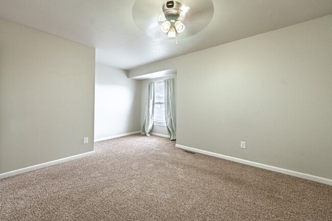 Building Photo - Beautiful Townhome with 3bedrooms and 3 bathrooms, and 1 car garage for rent.