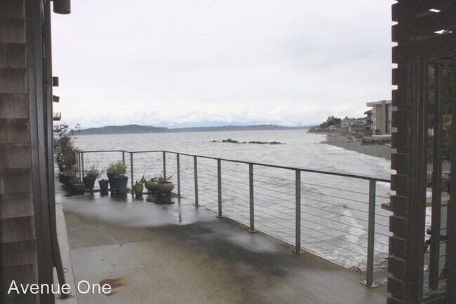 Building Photo - 2 br, 1 bath House - 3717 Beach Drive SW 103