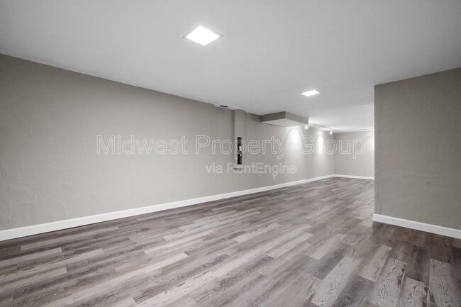 Building Photo - 438 Bush Dr