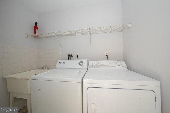 Building Photo - 217 Dupont St