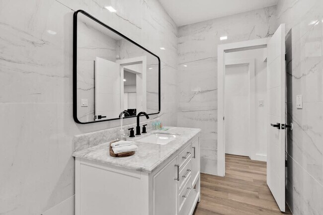 Building Photo - 17621 NE 7th Ave