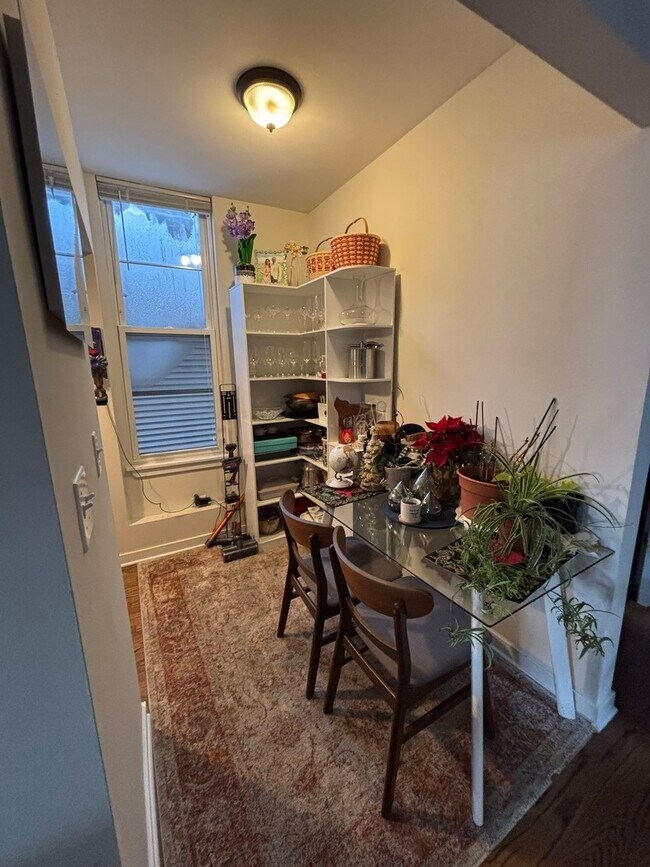 Building Photo - 1644 N Hermitage Ave