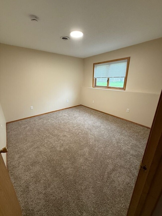 Building Photo - Large 5 bedroom home with updates in quiet neighborhood