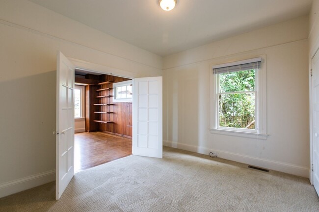 Building Photo - Mid Century Beauty in the Heart of the Banana Belt