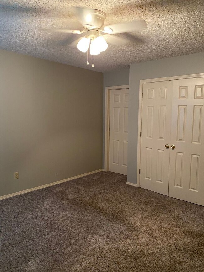 Building Photo - 403 Valley Dr