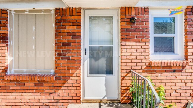 Building Photo - 725 S Greenwood Ave