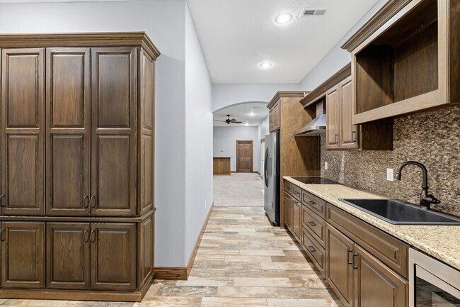 Building Photo - 5 Bedroom Dream Home!