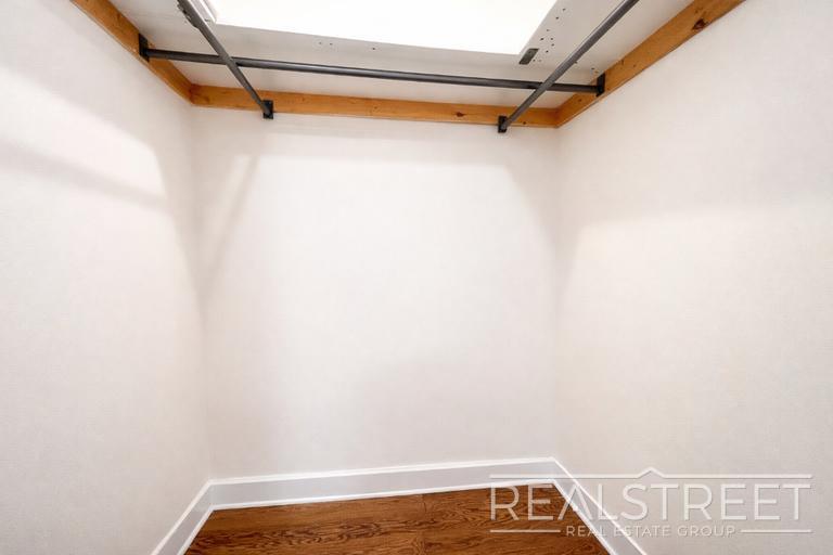 Building Photo - Renovated Giant Prewar 1 bedroom in Brooklyn Heights!