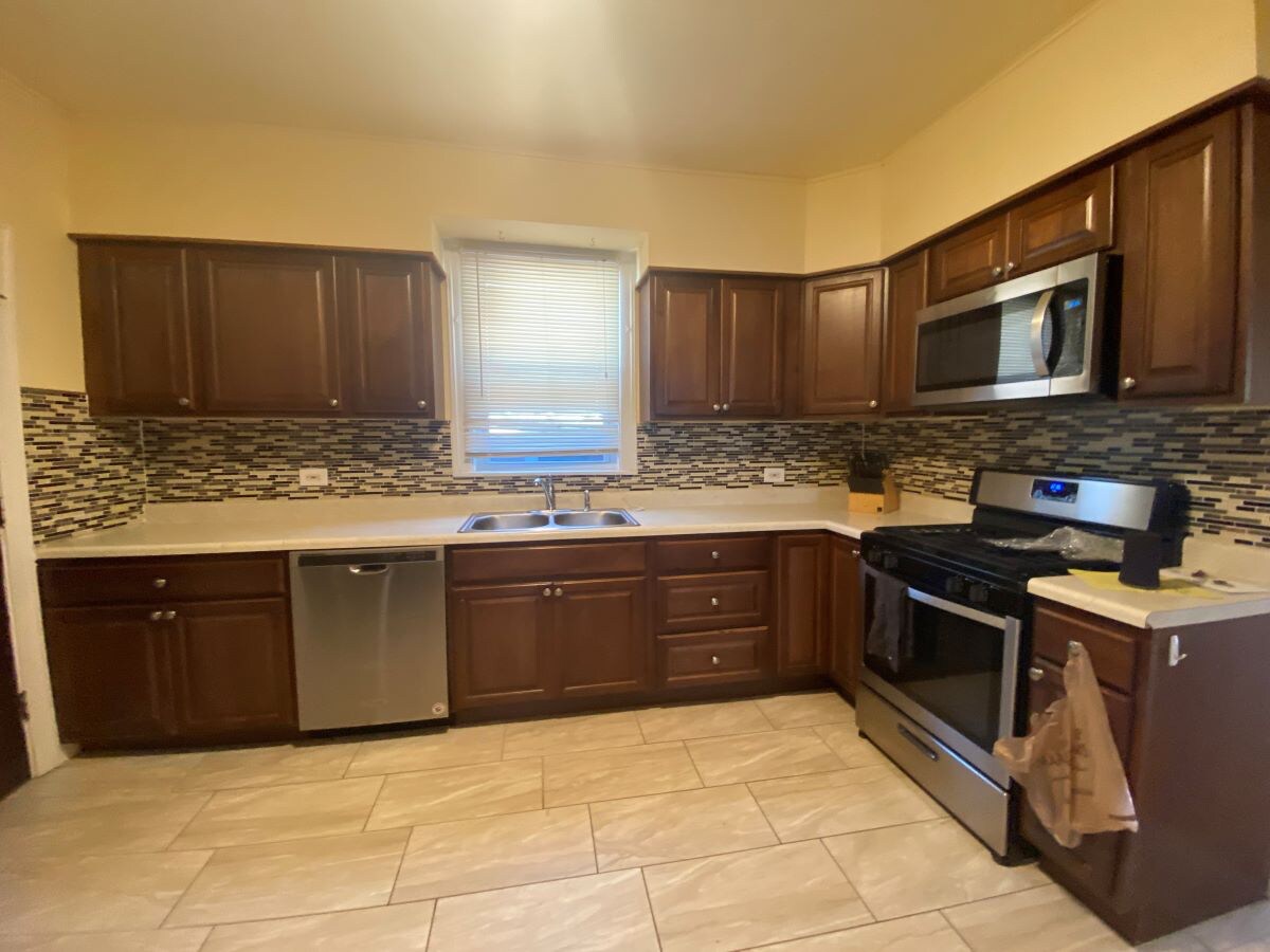 Building Photo - 1463 W Montrose Ave