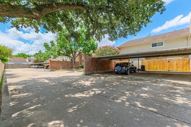 Building Photo - 2507 Bering Dr