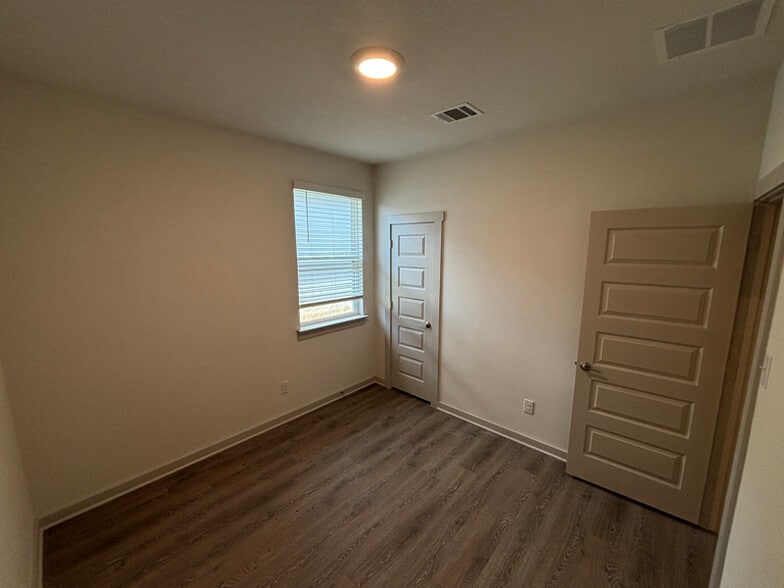 Building Photo - 305 Fremont Dr