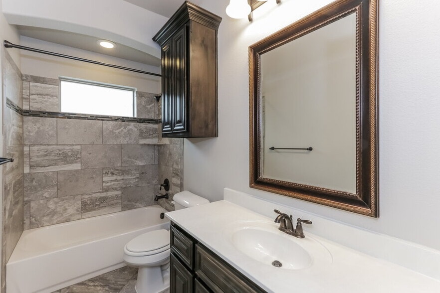 Building Photo - 1304 River Oak Ln