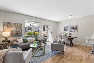 Building Photo - Recently Remodeled Unit