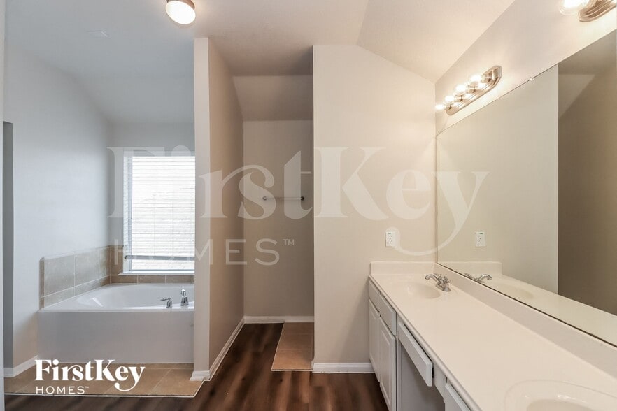 Building Photo - 19211 Sunny Leaf Ln