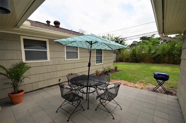 Building Photo - 4009 Nenana Dr