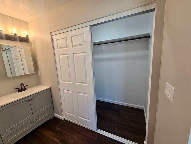 Building Photo - ***NEW*** 3-bedroom, 2-bath home in Albuquerque with all the modren finishes!