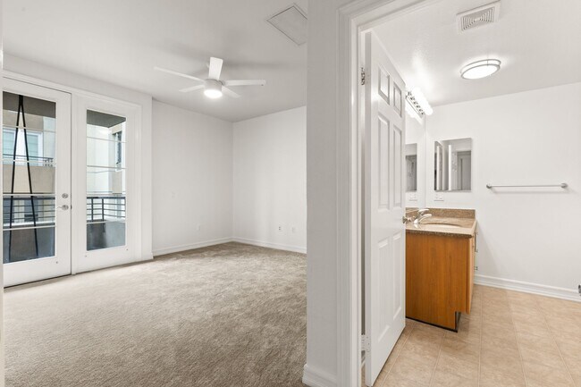 Building Photo - 2 Bed/2 Bath Condo available at Union Square!