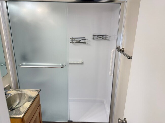 Building Photo - Updated 2-bedroom duplex in Thurston!