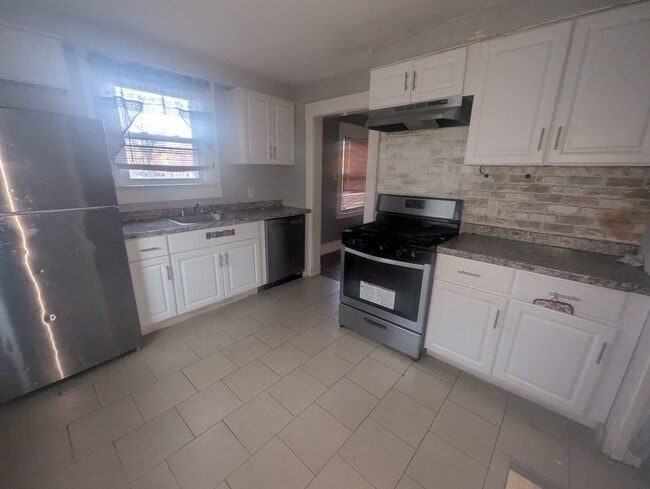 Building Photo - 66 Crescent St