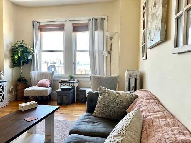 Building Photo - 108 Myrtle St