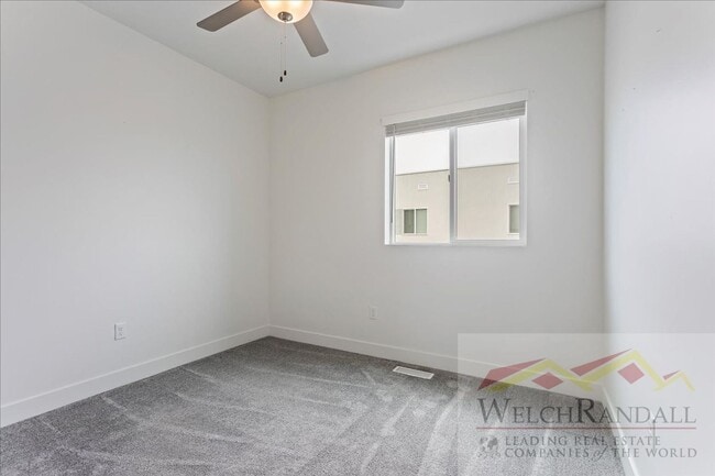 Building Photo - Beautiful 3 Bed 2.5 Bath Townhome in West ...