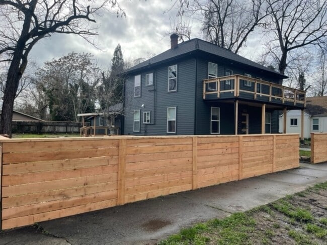 Building Photo - 509 NW C St