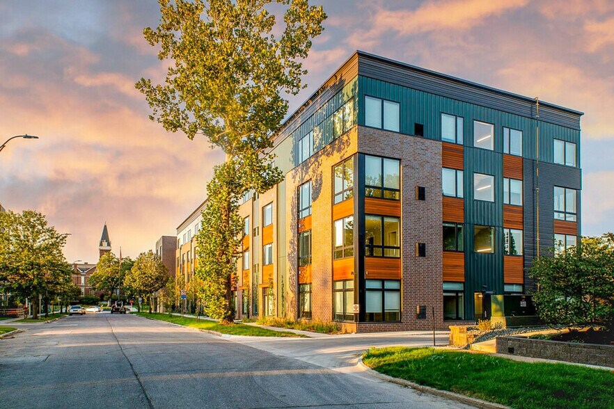 Building Photo - 2530 University Ave