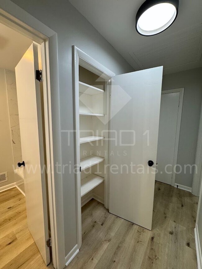 Building Photo - 2205 Hathaway Dr