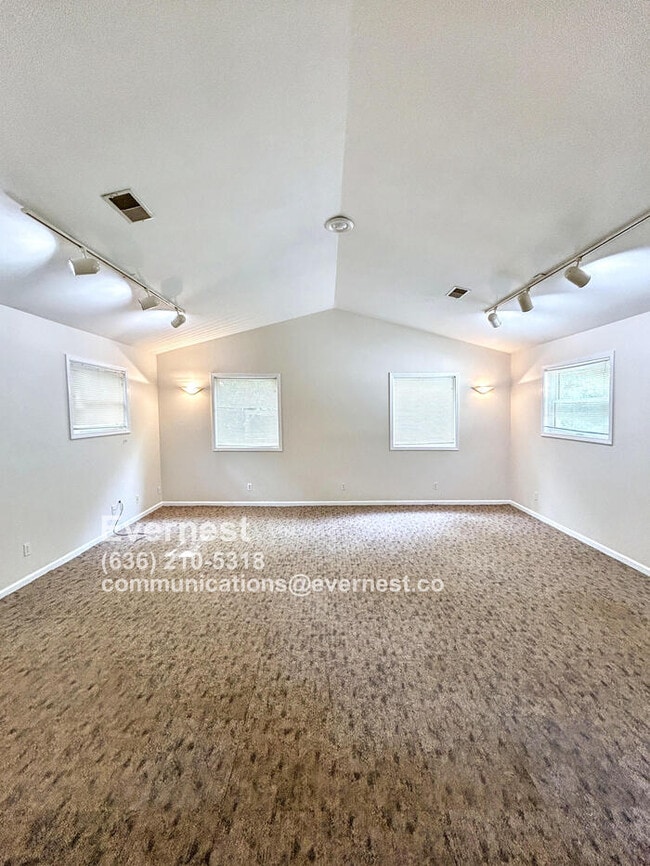 Building Photo - Charming 2-Bedroom Home with Off-Street Pa...