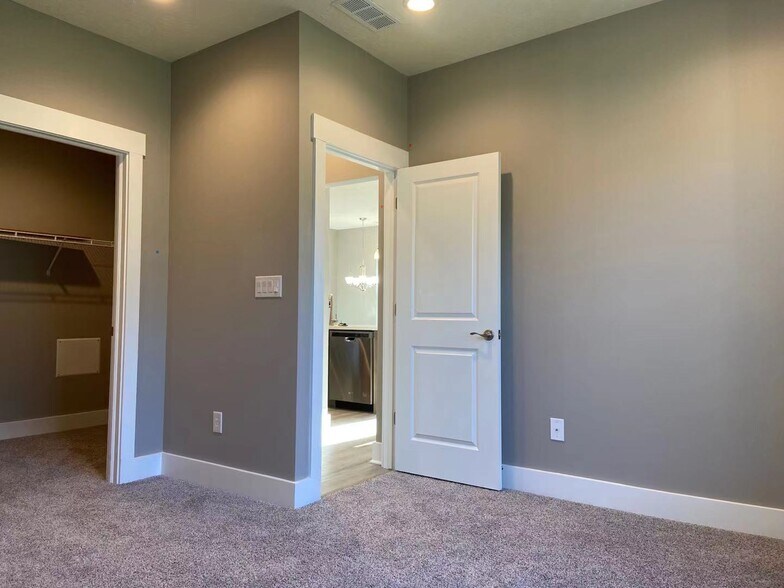Building Photo - 8315 Glacier Ridge Dr