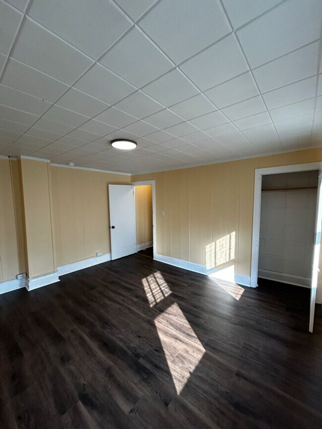 Building Photo - 325 Main St