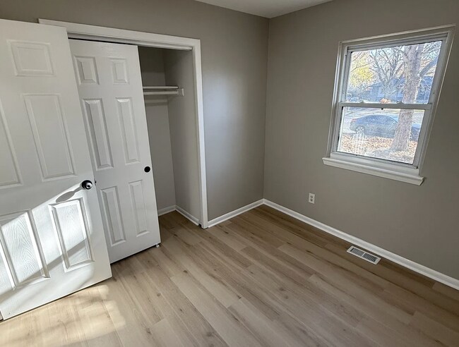 Building Photo - 3 bedroom 1 bathroom on a quiet street!