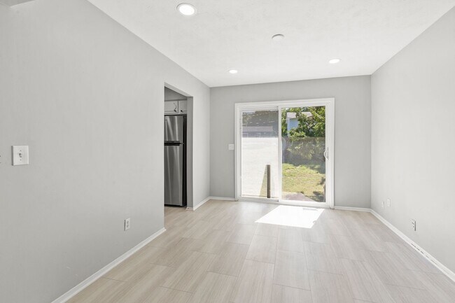 Building Photo - Stylish 3-Bed, 2-Bath Renovated Home with Granite Counters, 2-Car Garage & Large Fenced Yard in O...