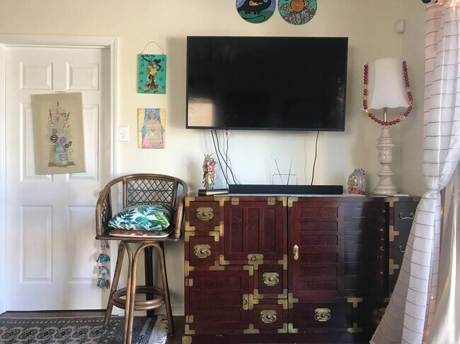living room - 1773 Rousselin Dr