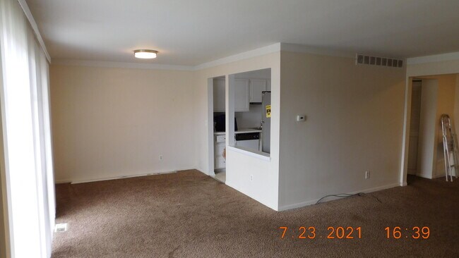 Building Photo - 490 Fox Hills Dr S